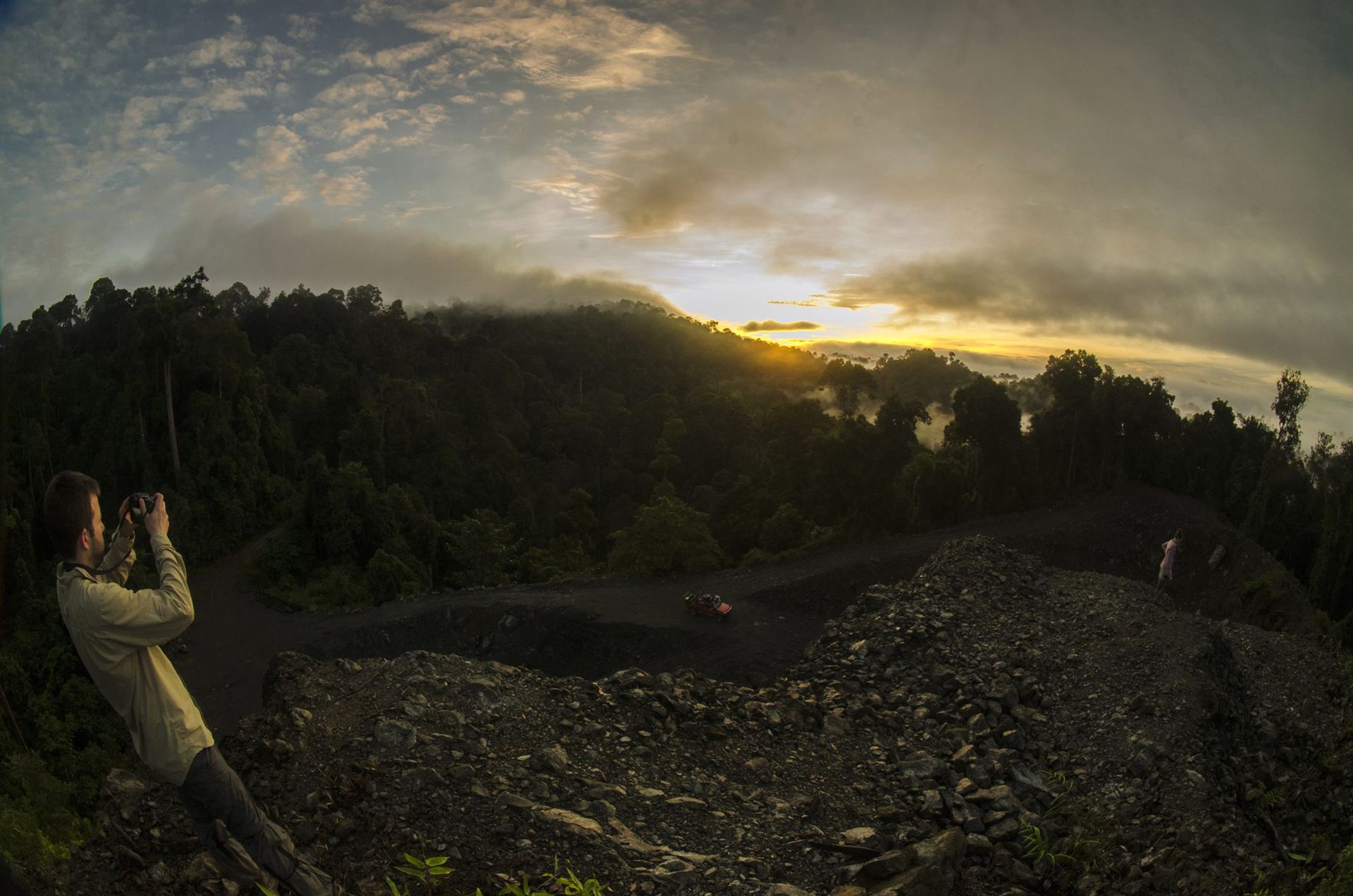 Guide spotting from 4WD, Deramakot